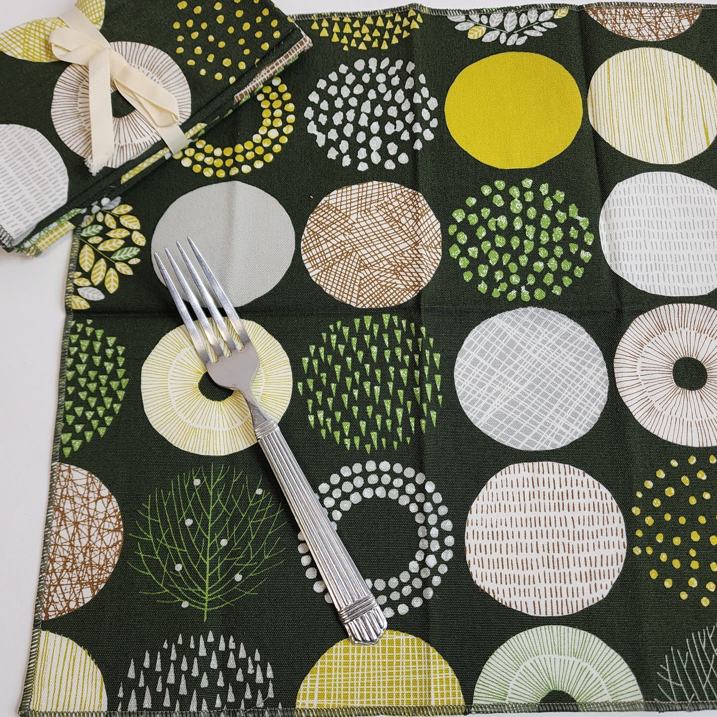 
                  
                    Dinner Napkin Set in Deep Green with Circles
                  
                