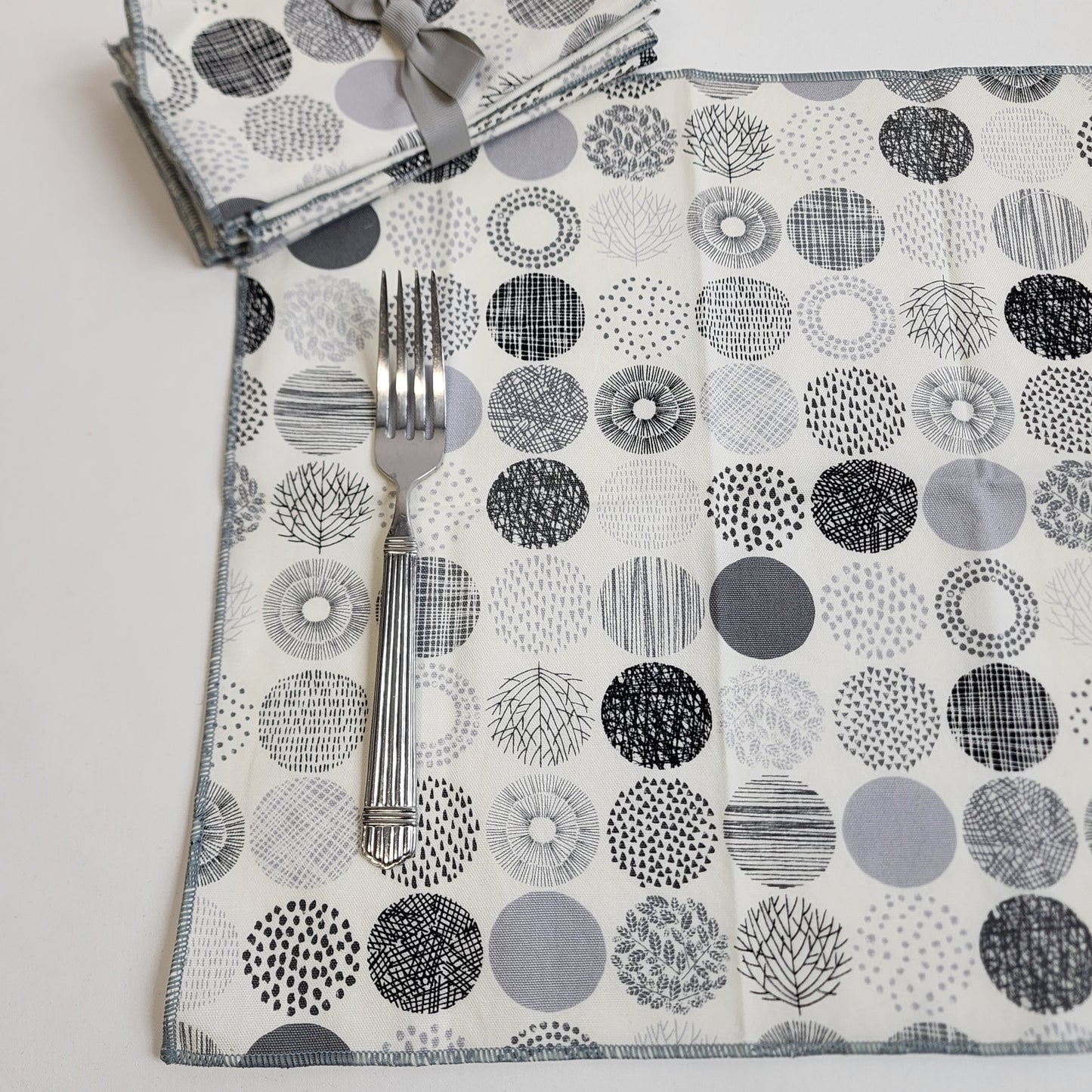 
                  
                    Dinner Napkin Set in Small Grey Circles
                  
                