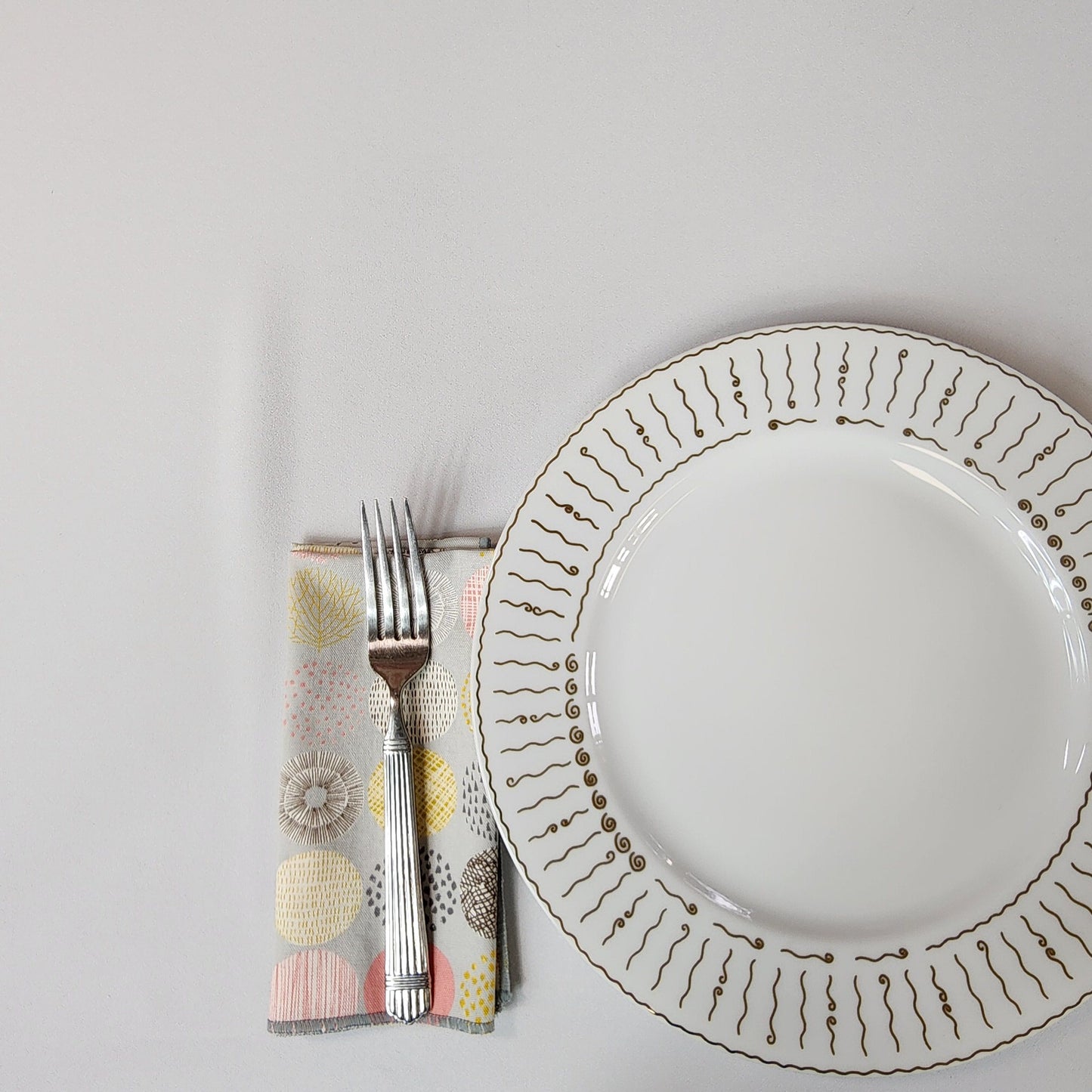 
                  
                    Dinner Napkin Set in Small Spring Circles
                  
                