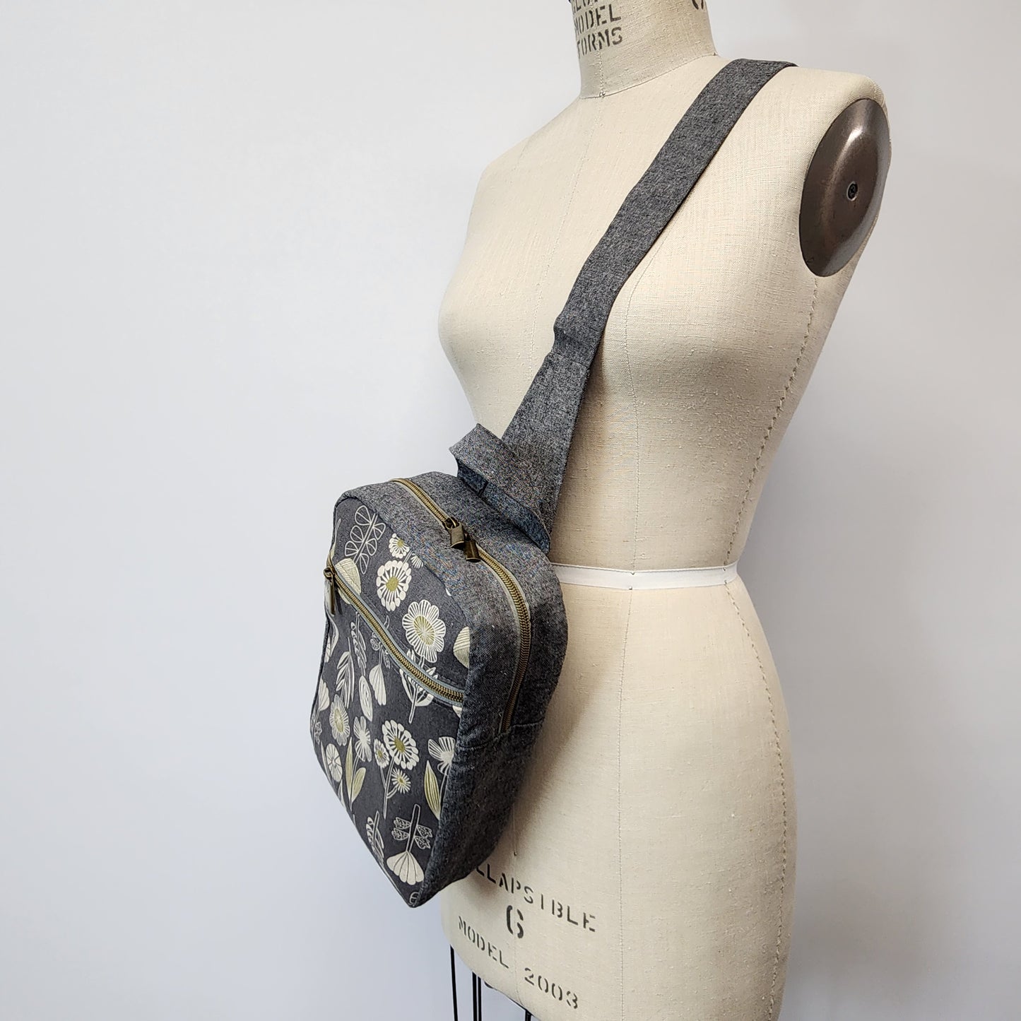 
                  
                    Sling Cross Body Bag in Simple Flower Grey
                  
                