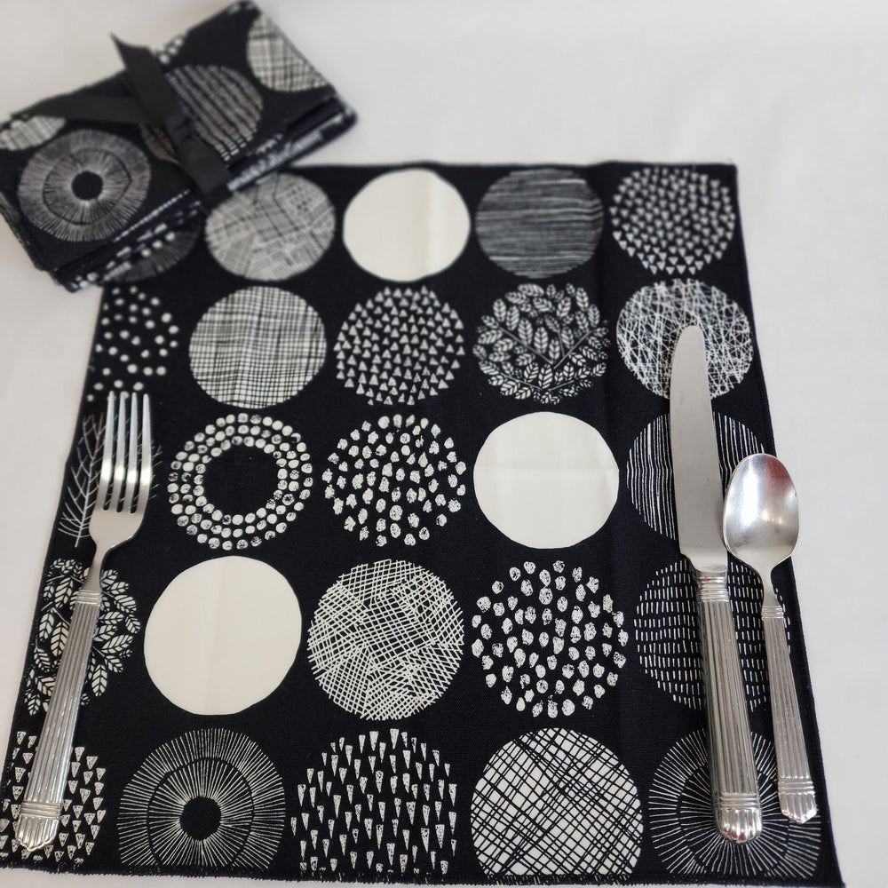 Dinner Napkin Set in Black & White Circles